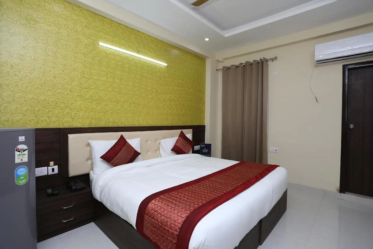 Oyo Flagship 12081 Palm Garden Suites Γκουργκάον 3*,  Ινδία