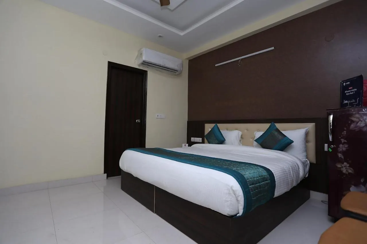 *** Hotel Oyo Flagship 12081 Palm Garden Suites Gurgaon Indien