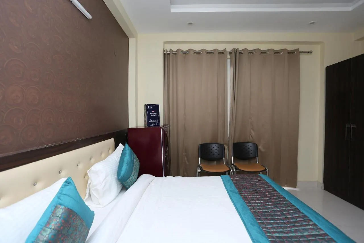Oyo Flagship 12081 Palm Garden Suites Γκουργκάον 3*,  Ινδία